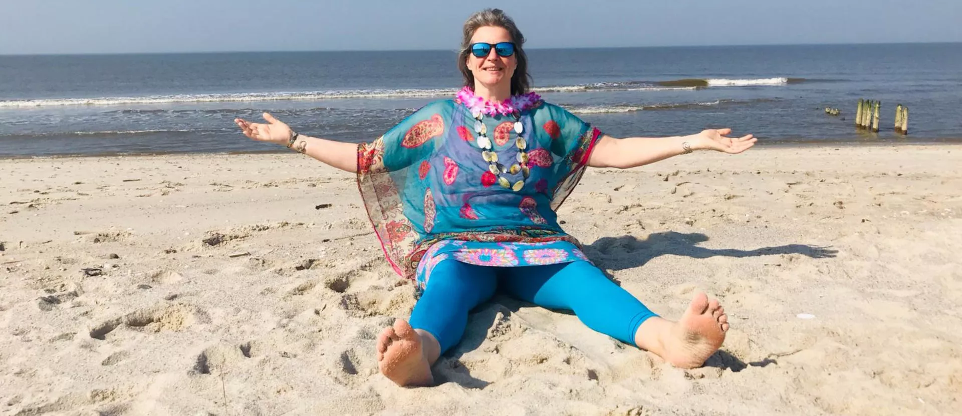 bettina-maria-druskus-am-strand-ausgebreitete-arme-1920x831