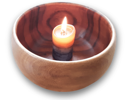 Bowl of light - hier in Form einer Holzschale mit einer brennenden Kerze in der Mitte Bowl of light - hier in Form einer Holzschale mit einer brennenden Kerze in der Mitte